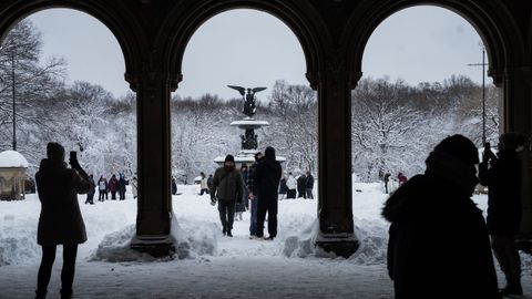 Un grupo de neoyorquinos didsfrutando de un nevado Central Park 