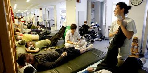 Imagen de archivo de los pacientes de la Unidad de Lesionados Medulares en el gimnasio del Chuac haciendo rehabilitaci�n. 