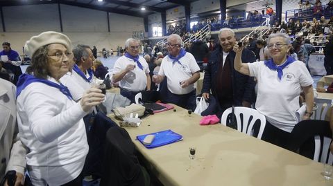 Brindis de integrantes del grupo Cantos de Taberna Narn.