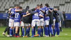 Los jugadores del Oviedo se abrazan al t�rmino del encuentro