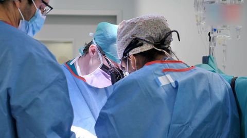 Un equipo m�dico, realizando un trasplante en el Hospital 12 de Octubre.