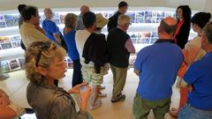 Turistas de visita en el museo del Centro do Vi�o da Ribeira Sacra