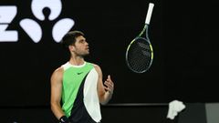 Carlos Alcaraz ante De Mi�aur en Australia.