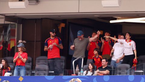 Pen�lope Cruz, Javier Bardem y Rosal�a celebran los tres goles de Espa�a