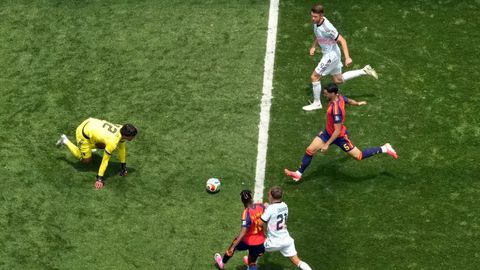 Merino remata para lograr el segundo gol que clasific� a Espa�a ante B�lgica.