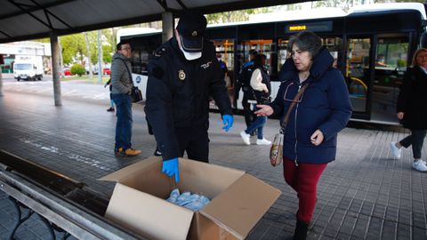 Polica Local y Nacional reparten mascarillas a los usuarios de los autobuses en Pontevedra