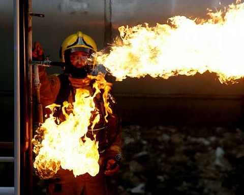 Un bombero de Arousa en el campo de prcticas para fugas de mercancas peligrosas.