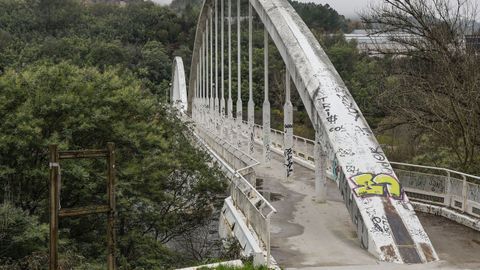 El presupuesto de licitaci�n para reparar la pasarela de Outariz, inaugurada en el a�o 2006, asciende a m�s de mill�n y medio de euros.