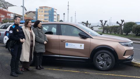 El agente de la Polic�a Local Manel Blanco, la teniente de alcalde de Mux�a, Sandra Vilela, y la delegada territorial de la Xunta, Bel�n do Campo