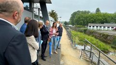 La candidata del PP a la alcald�a de Gij�n, �ngela Pumariega, junto a la directiva del grupo Covadonga durante su visita al club.