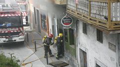 Espectacular incendio en el coraz�n de las Callejas de Betanzos