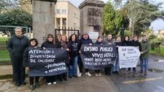 Padres y madres de estudiantes del IES de Ribadeo ayer demandando tambi�n m�s profesorado de apoyo