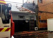 Los cascotes de la pared del mercado cayeron sobre el tejado del pub.