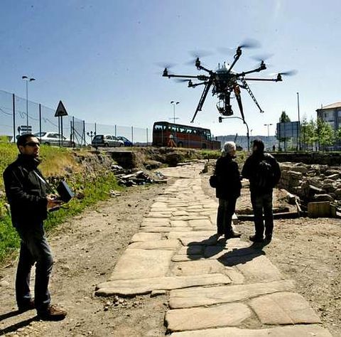 La c�mara a�rea, en uno de sus despegues; a la izquierda, el t�cnico que controla sus evoluciones.