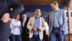 Padura, en el centro, junto a Juan Villoro y otros miembros del jurado del Premio Princesa de las Letras 2018