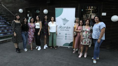 El personal que trabaja para Albores, en una foto de grupo a la entrada del acto de conmemoración