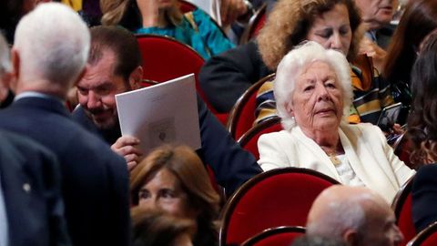 Jess Ortiz (2i) junto a Menchu lvarez, padre y abuela de la reina Letizia, asisten a la ceremonia de entrega de los Premios Princesa de Asturias 2019 que se celebra hoy en el Teatro Campoamor de Oviedo