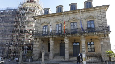 Banderas a media asta en la Casa do Concello de Ribadeo