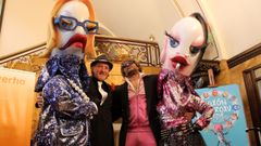 Las Sardina del Antroxu gijon�s 2018, su madre -a la izquierda- y sendos acompa�antes