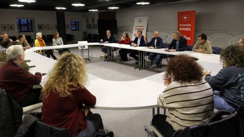 El secretario xeral del PSdeG, Jos Ramn Gmez Besteiro, con representantes de entidades sociosanitarias, este jueves, en el Teatro Principal de Pontevedra