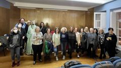 Beatriz Sieira, en el centro de la imagen, con las personas que participan en el taller de confecci�n. 