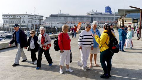 Cruceristas en la zona de la Marina