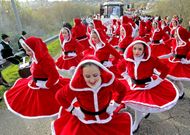 Las chicas vestidas de Santa Claus dieron su nora de color y ambiente navide�o.