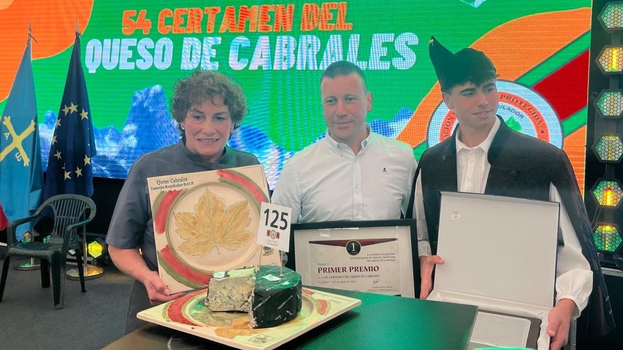 Nuevo récord mundial del queso Cabrales: «La montera picona» paga 37.500 euros por la selecta pieza ganadora