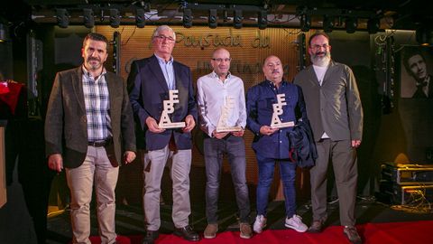 Gala de los Premios ABE. Los gerentes de las empresas galardonadas con el teniente de alcalde Luis Garca, izquierda, y el presidente de la ABE, Daniel Garca