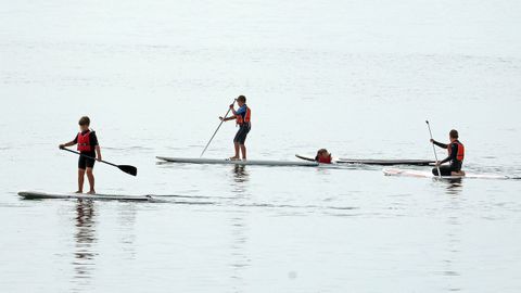 El paddle surf es uno de los deportes acu�ticos de moda en las playas de Barbanza
