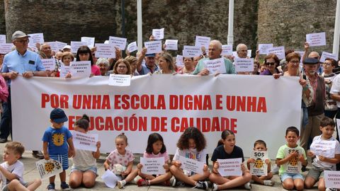 Concentracin de vecinos de A Pontenova, ante la sede de la Xunta en Lugo