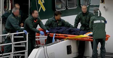 Momento en el que la tripulaci�n de la �R�o Jallas� desembarca el cad�ver en Oza. 