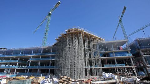 el presidente de la Xunta Alfonso Rueda visita las obras del hospital Gran Montecelo