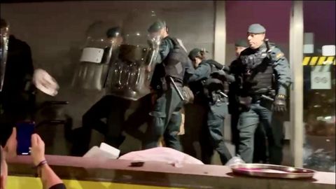Los policías parapetaron a los políticos ante la posibilidad de que sufrieran agresiones