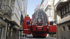 Bomberos de Ferrol con el veh�culo escalera por ca�da de uralitas en la calle Manuel de Cal