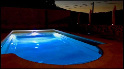 La Casa de Horta, una de las viviendas más cotizadas de la comarca, nos abre sus puertas.La piscina, iluminada por la noche
