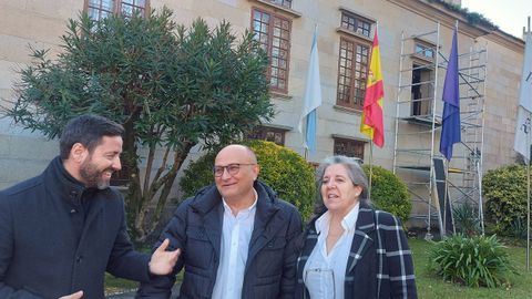 Samuel Lago, Abel Losada y Meritxel Marcos,este martesante el andamio colocado en la fachada de parador