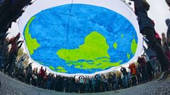 Varios activistas se manifiestan durante la jornada inaugural de la Conferencia sobre el Cambio Climtico de la ONU COP23 en Bonn