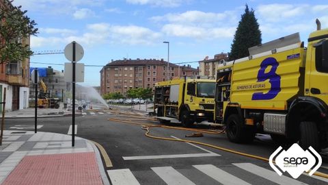 Bomberos controlan una fuga de gas tras romperse una canalizaci�n en la calle Santa Isabel en Lugones 