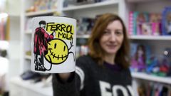 El abanico de art�culos del makako de Ferrol Mola se acaba de ampliar con una taza en la que tambi�n sale Pachara