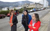 Elena Candia, alcaldesa, acompa�ando onte � conselleira Ethel V�zquez e a Raquel Arias. 