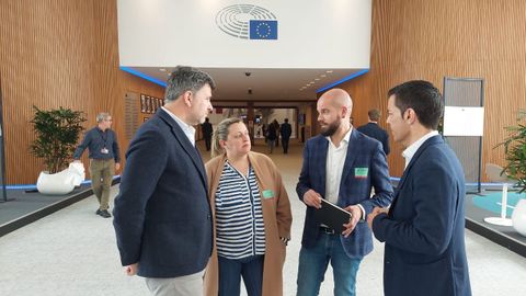 Yoya Blanco e Ivn Puentes, con Nicols Gonzlez Casares y Barcos Ros, este mircoles en el Parlamento Europeo en Bruselas