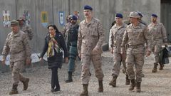 Felipe VI en junio del 2019 en la base de Besmayah, en Irak, acompa�ado por la ministra de Defensa en aquel momento, Margarita Robles