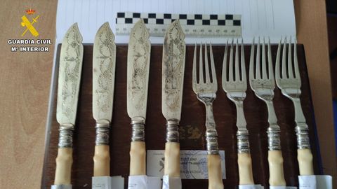 Cubierto incautados en el mercadillo de Piedras Blancas