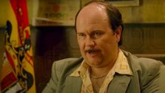 Santiago Segura interpreta a Jos Luis Torrente en la pelcula Torrente 2: Misin en Marbella. En la imagen, el personaje con una bandera preconstitucional