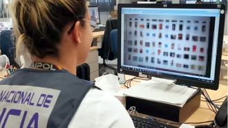Imagen de archivo de una operación de la Policía Nacional contra la pornografía infantil