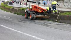 Operarios realizando este martes labores de arreglo de baches y conservaci�n de la mediana