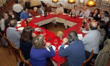 Vinte integrantes da agrupaci�n reun�ronse no restaurante Ferrador de Noia. 