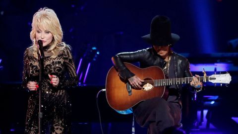 Dolly Parton sobre el escenario con Linda Perry durante el homenaje a la Persona del A�o MusiCares en Los �ngeles, California (8 de febrero de 2019).
