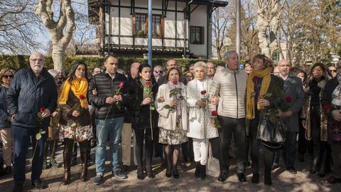 Familiares de Fernando Buesa y Jorge Daz durante la ofrenda floral celebrada el pasado mes de febrero en honor a ambos, asesinados por ETA en un atentado con coche bomba hace 20 aos